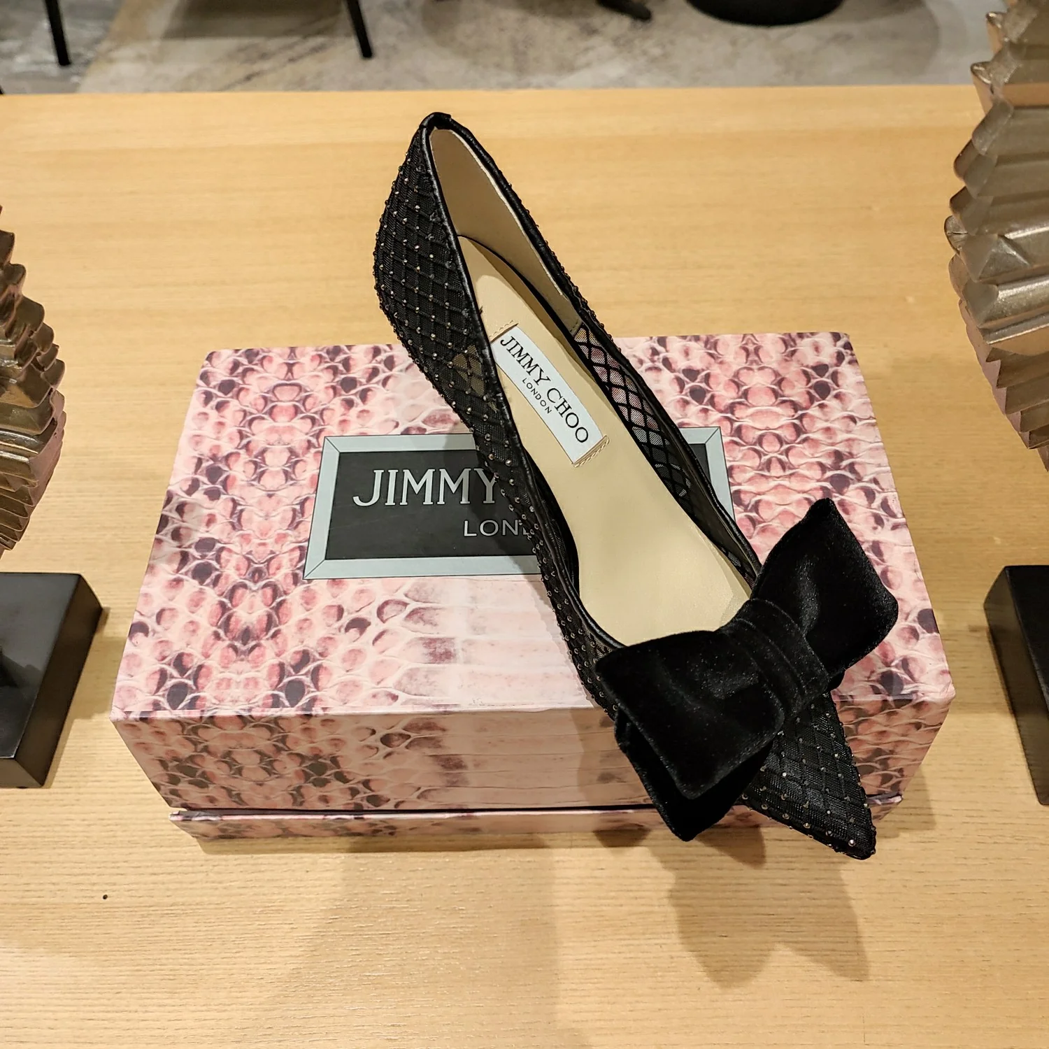 Jimmy - Туфли на высоком каблуке с сетчатыми вставками и стразами.