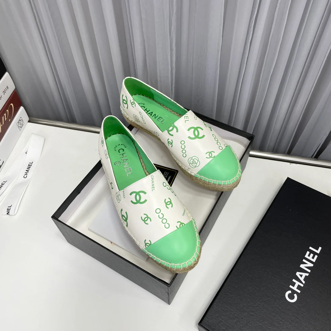 Новинка весны 2023 года от Chanel - Рыбацкие туфли из овечьей кожи - Зеленые