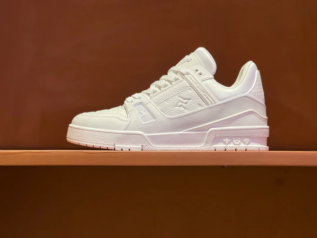 Повседневные кроссовки LV Trainer - белые с тиснением