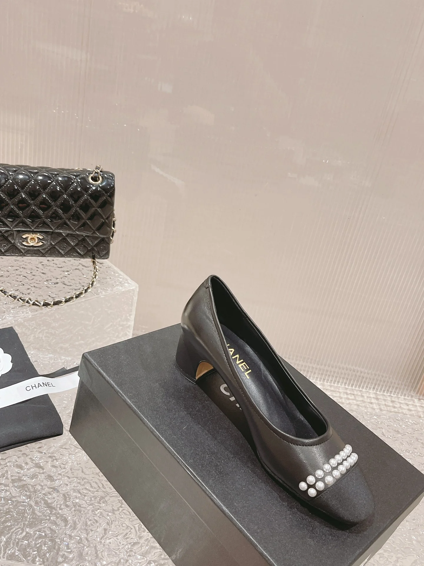 Новинка 2023 года от Chanel - Туфли на низком каблуке с жемчужным верхом - Черные