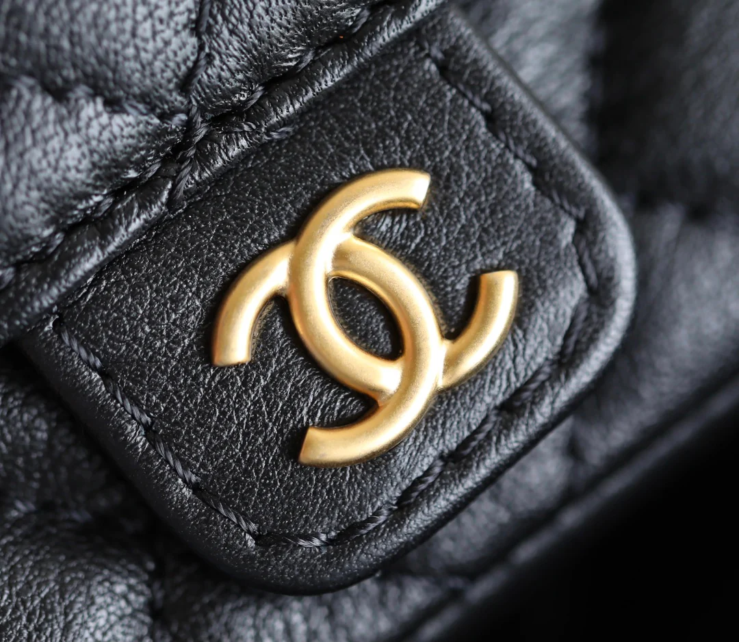 Пре-осенняя коллекция Chanel 2023 — рюкзак Métiers d'Art Letter