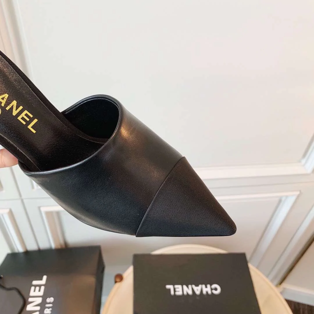 Chanel - Туфли-лодочки на высоком каблуке с острым носком, украшенные жемчугом.