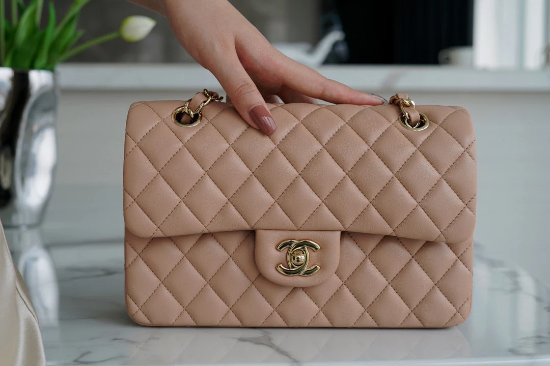 Часы Chanel CF, маленький размер 23 см, цвет ?молочный чай?, абрикос, овечья кожа, пряжка из светло-золотистого металла, CF23