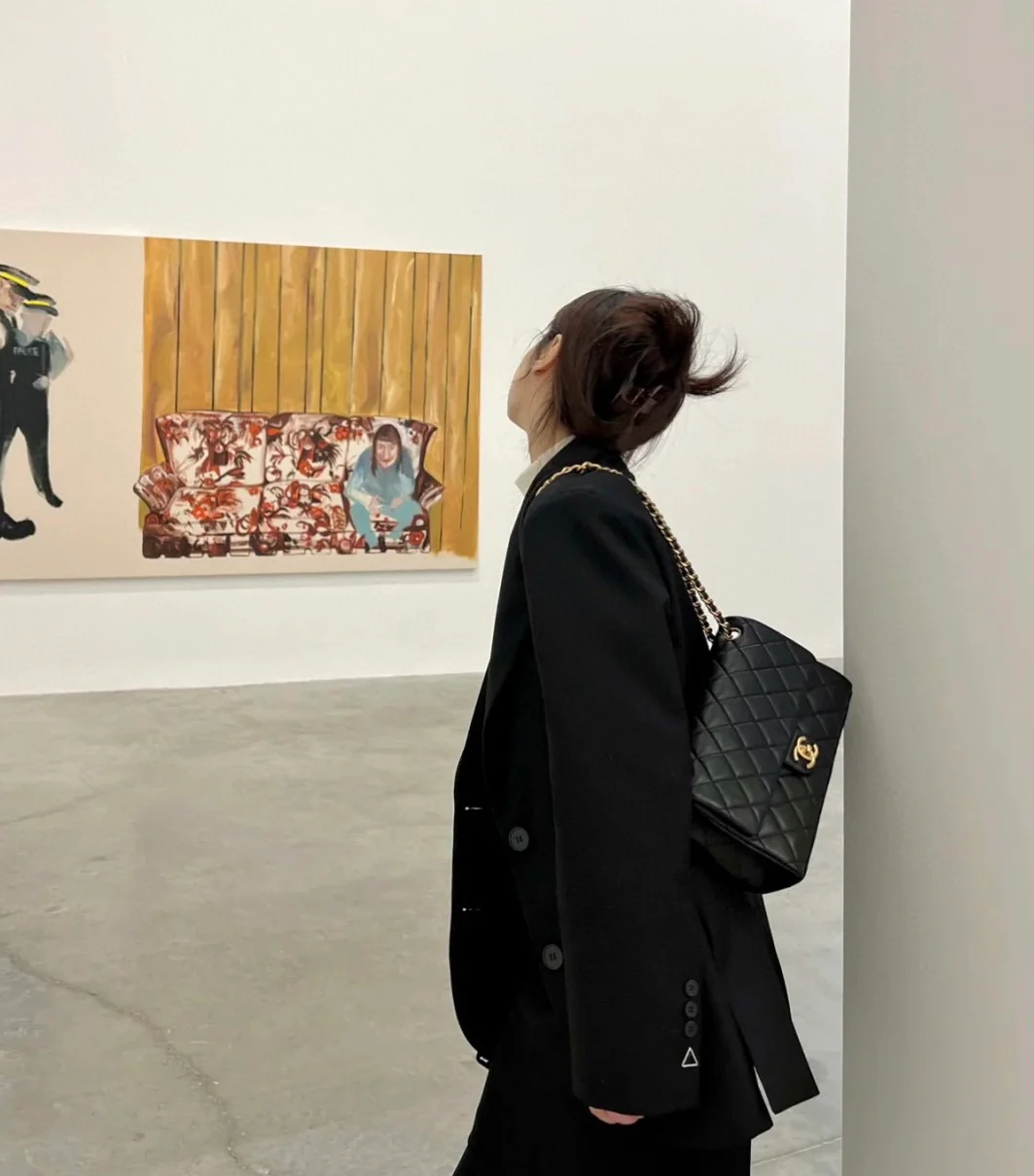 Коллекция Chanel Весна/Лето 2023 - Сумка с клапаном и цепочкой в ??виде буквы - Черная - 26 см