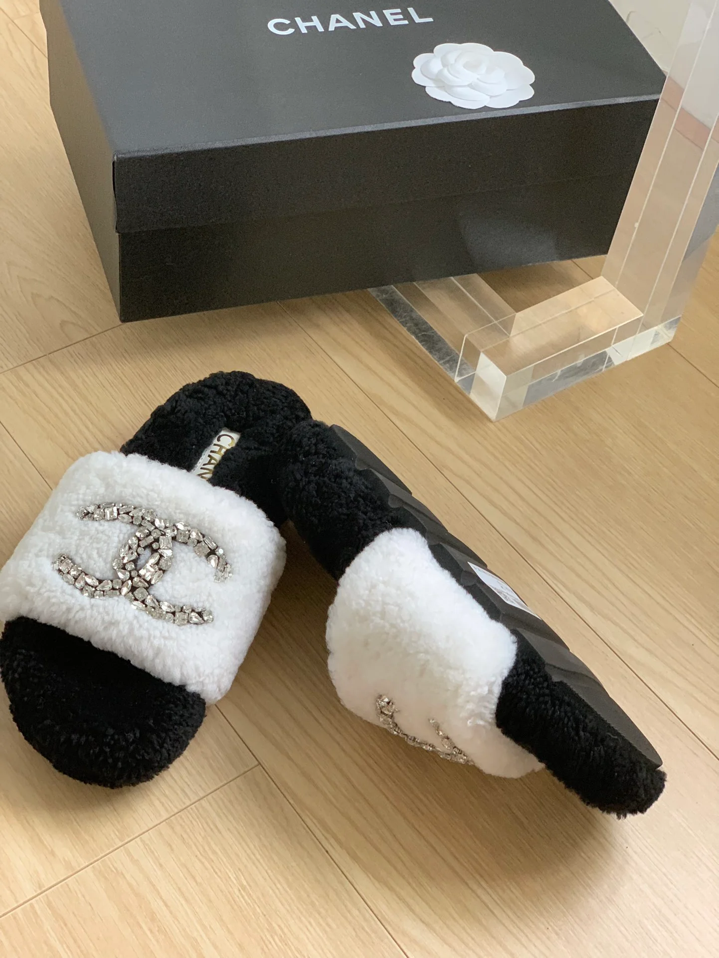 Новинка сезона осень/зима 2023 от Chanel - Тапочки из овечьей шерсти на резиновой подошве - Черно-белые - 1 шт.