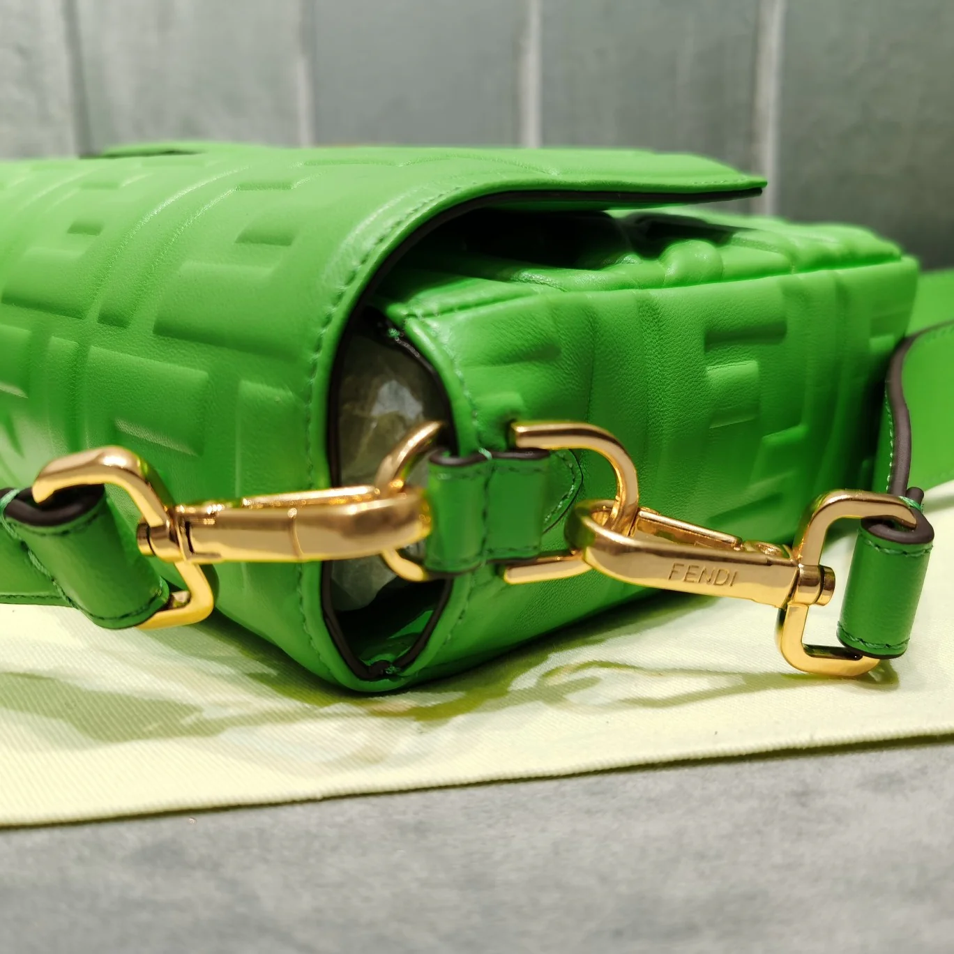 Сумка-багет Fendi Baguette средней длины из зеленой кожи.