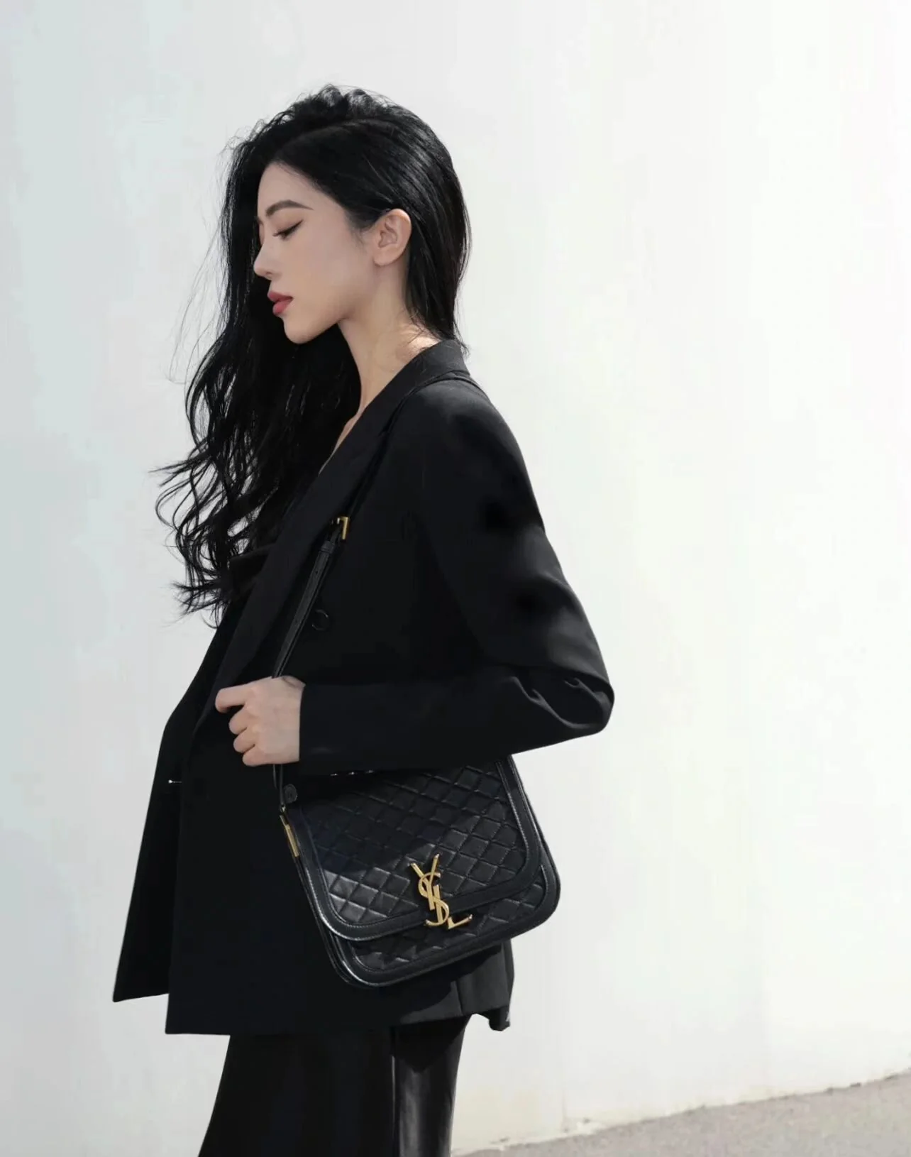 Сумка для тофу из чеканной овечьей кожи YSL Solferino - черная