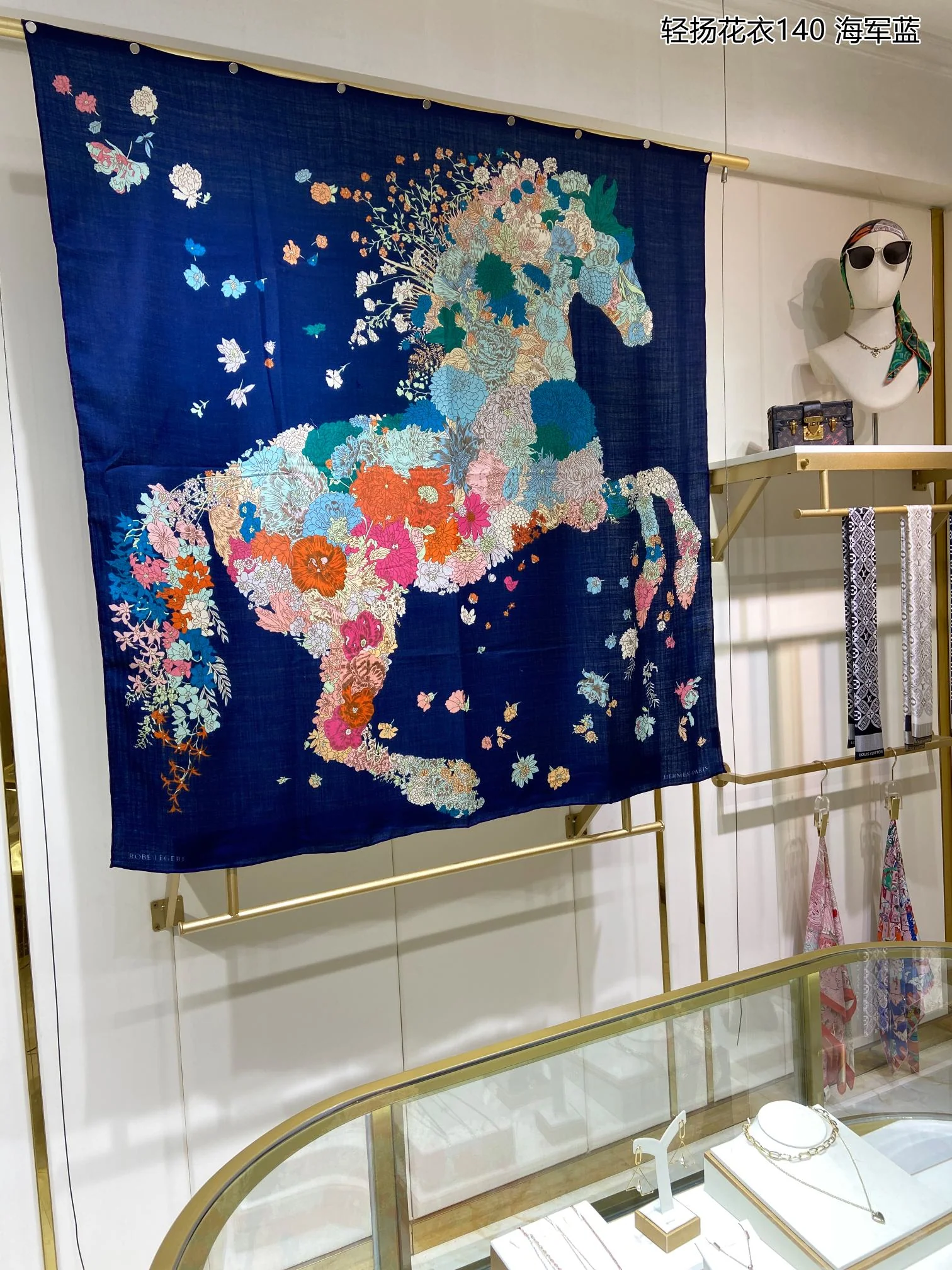 Квадратный шелково-кашемировый шарф Hermes с цветочным рисунком и изображением лошади (140).