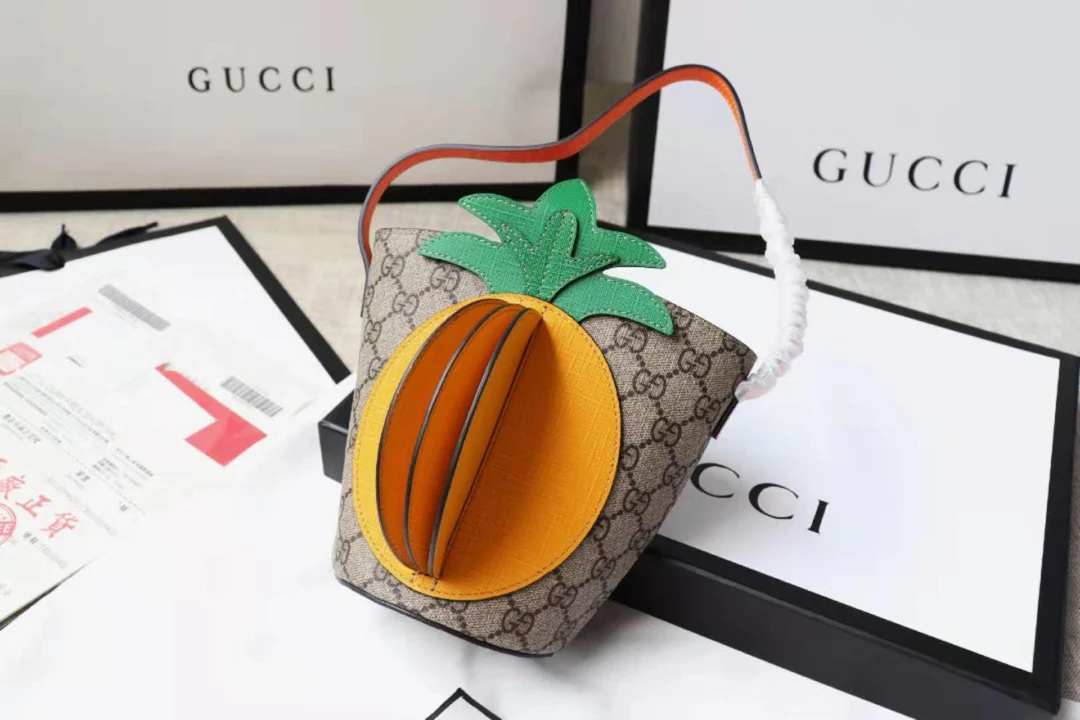 Сумка-ведро Gucci в форме ананаса