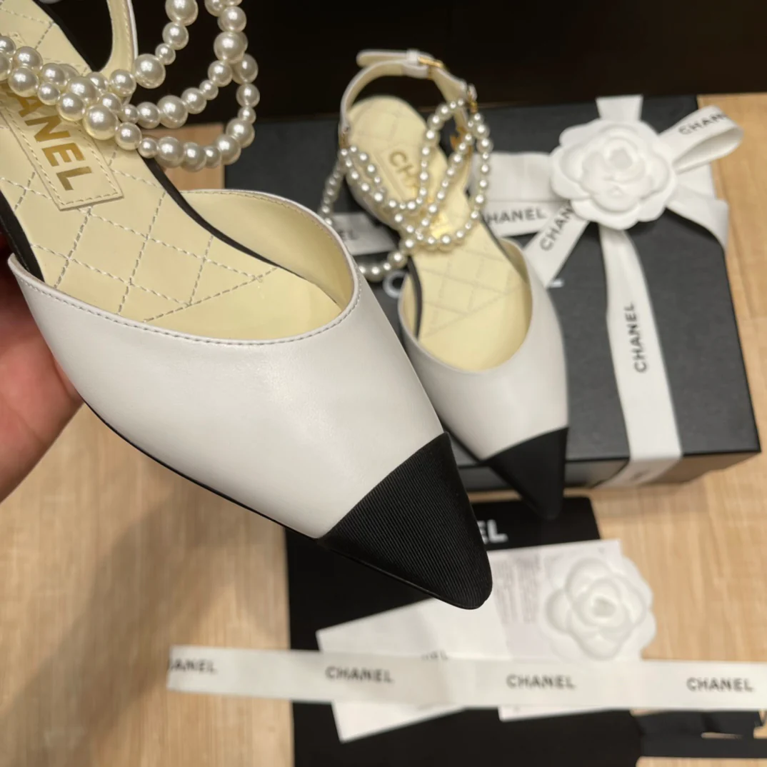 Chanel - Белые жемчужные сандалии