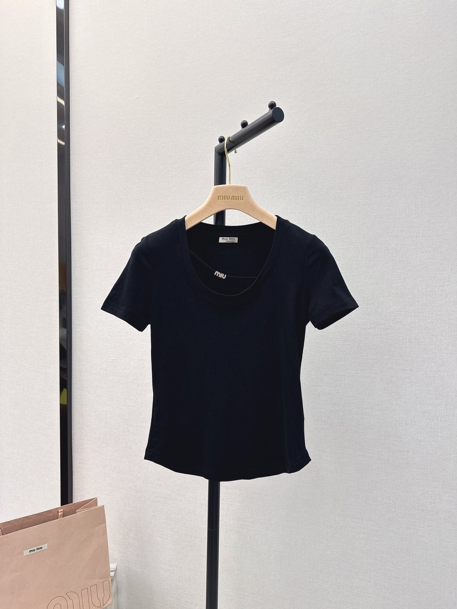 Miu Miu-2404 - Весенне-летняя новинка. Приталенная футболка с U-образным вырезом, черная.