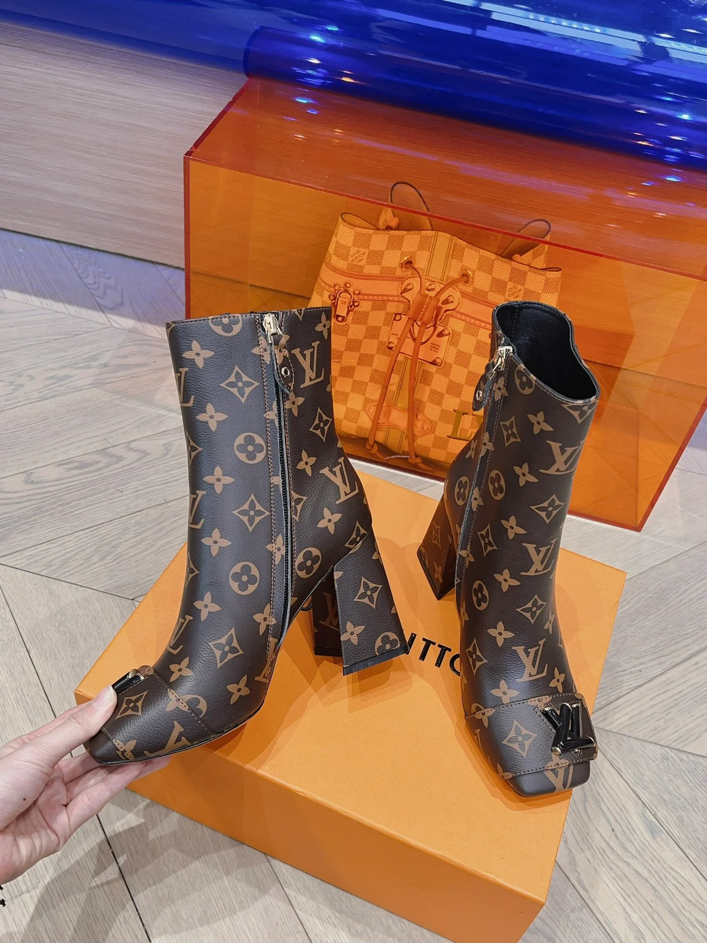 Новые поступления коллекции LV осень/зима 2023 — ботильоны с подиума — ботильоны на массивном высоком каблуке — с монограммой на канве