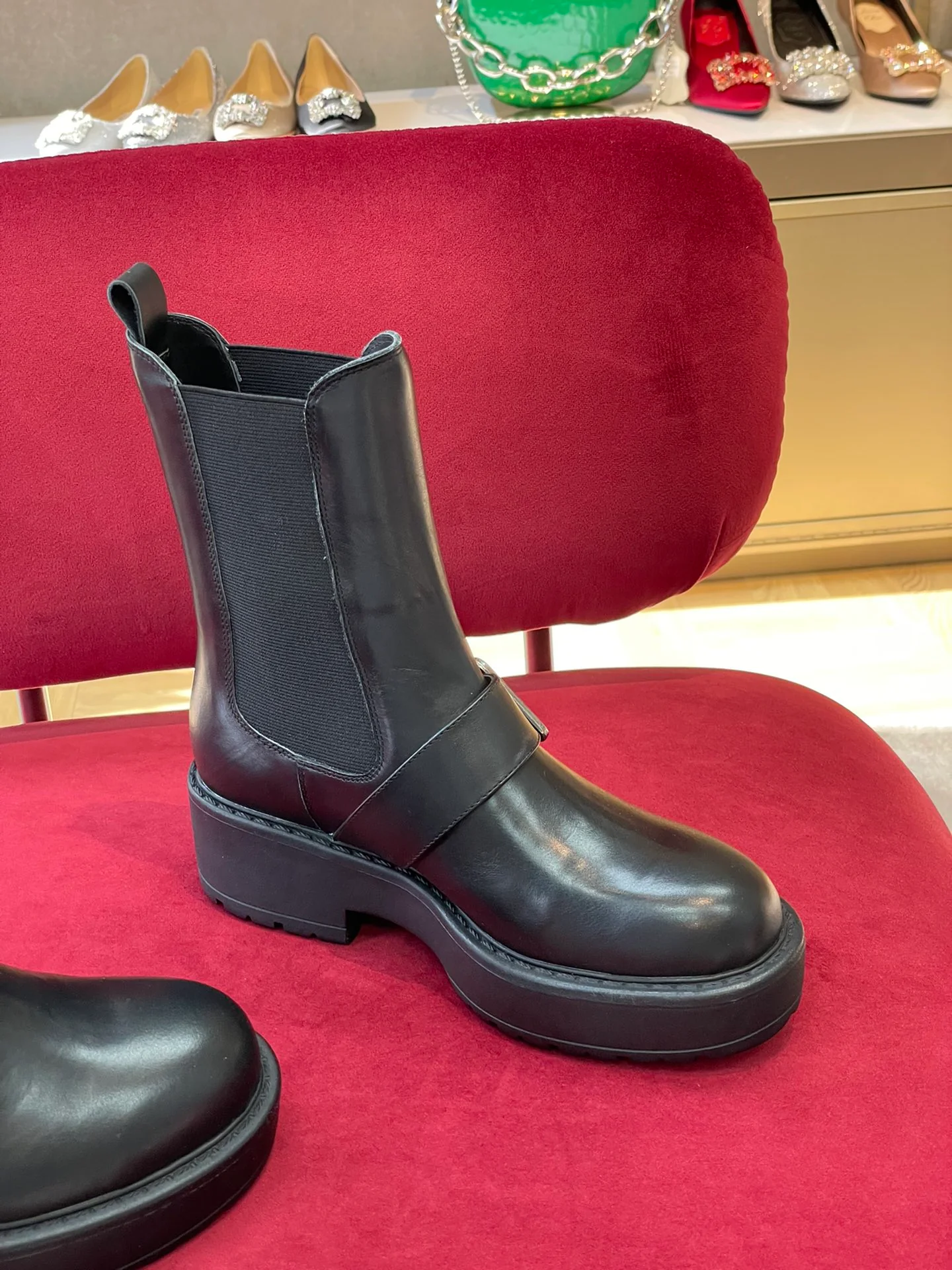 Новинка сезона осень/зима 2022 от Miu Miu — ботинки челси.