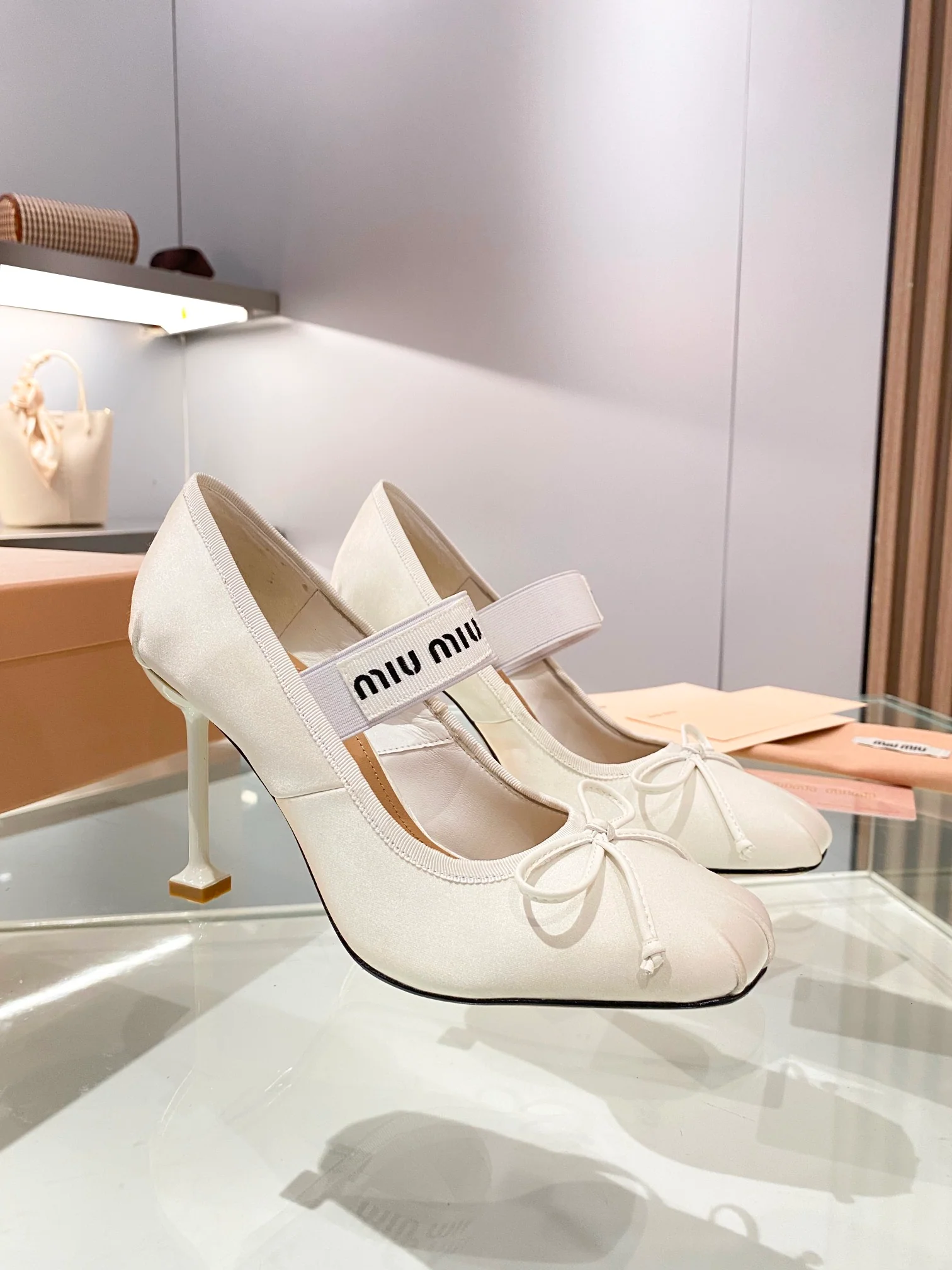 Новинка осенне-зимней коллекции Miu Miu 2023 — Балетки — Туфли на высоком каблуке — 9-5 см — Белые