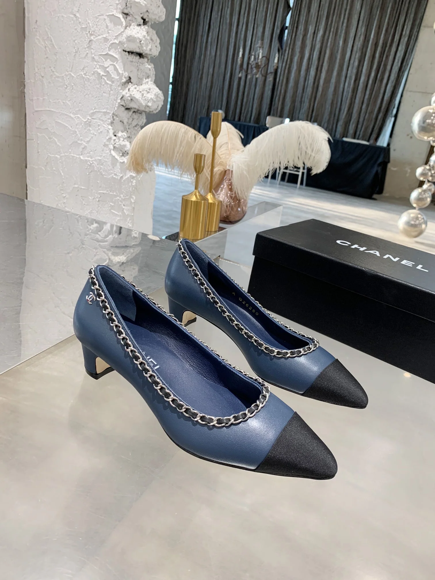 Туфли Chanel на низком каблуке с цепочкой и острым носком — синие.