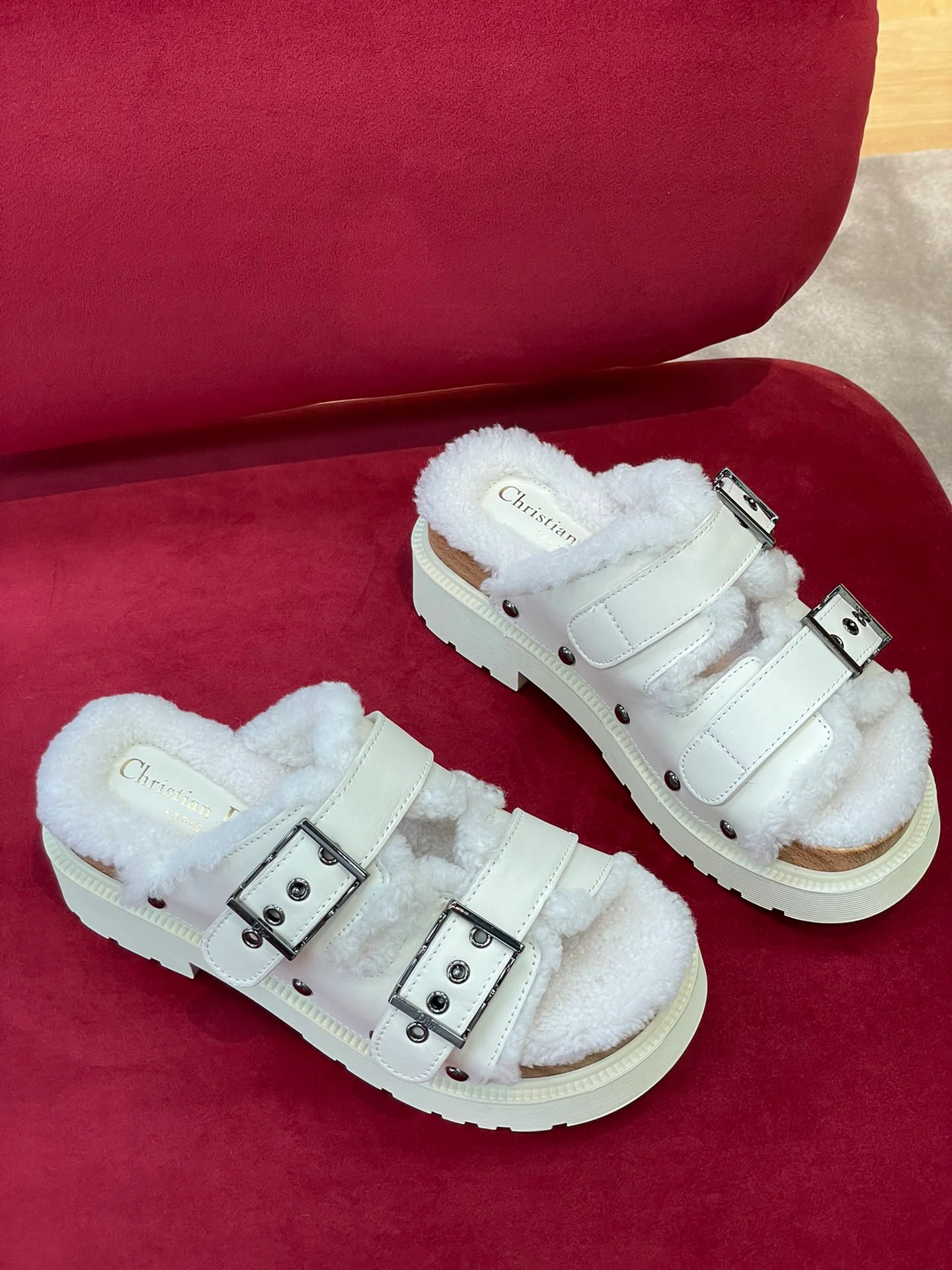 Dior - Новинка сезона осень/зима 2022 - Деревянные сабо и шерстяные тапочки