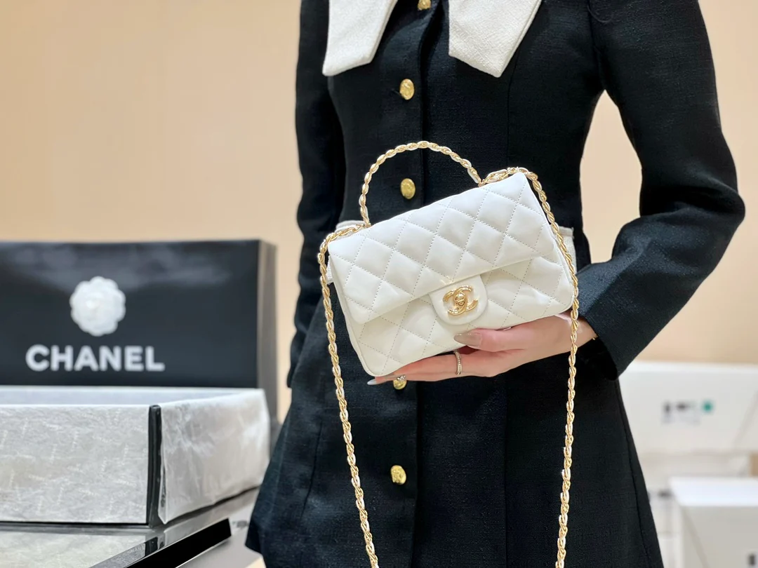 Новинка сезона весна/лето 2023 от Chanel - сумка из овечьей кожи CF - белая - на фото.
