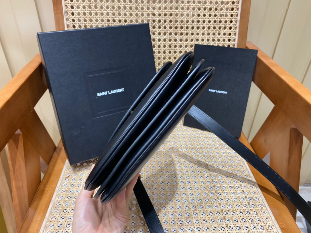 Новинка сезона весна/лето 2022 от YSL - сумка через плечо/кроссбоди.