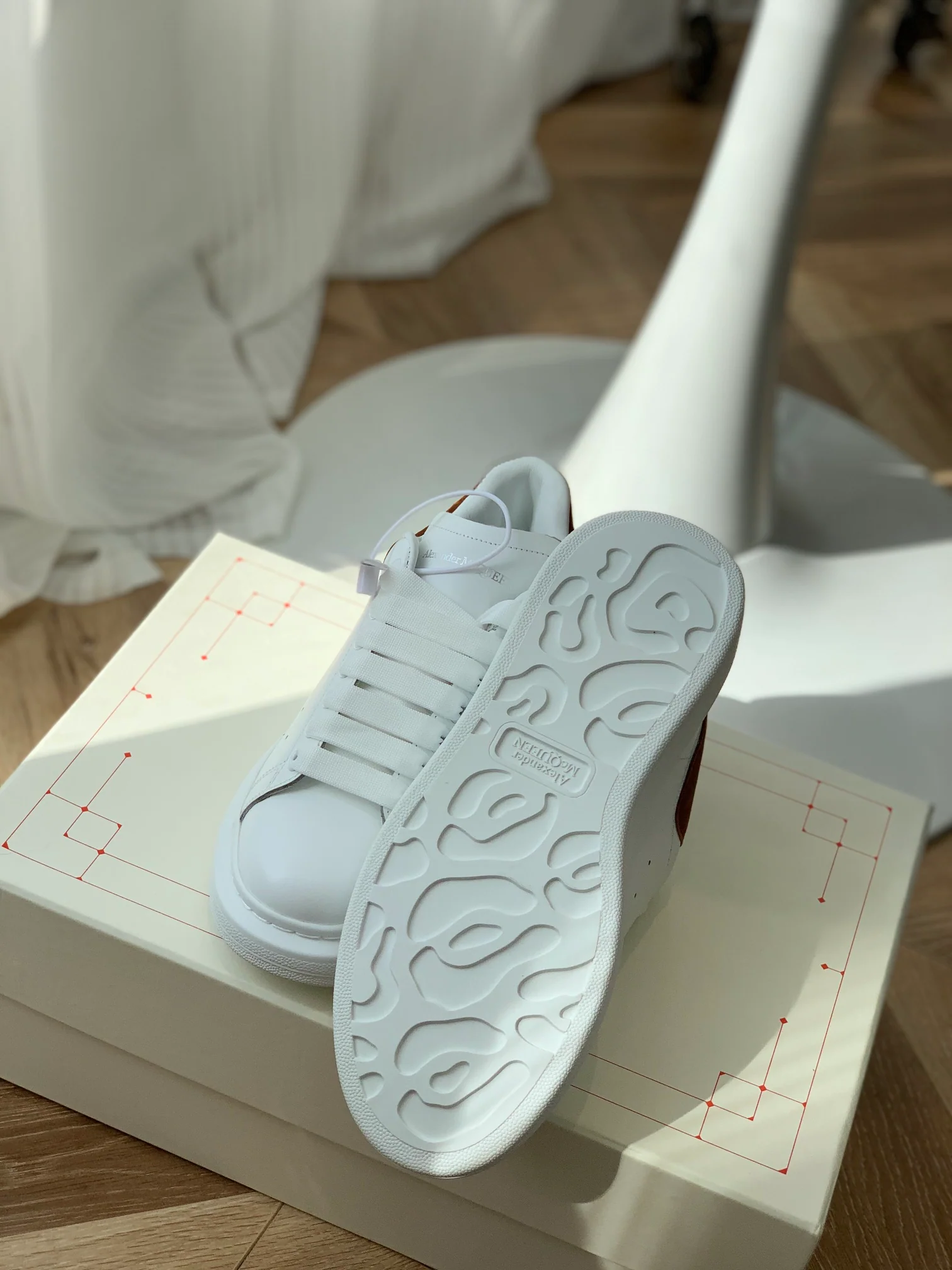 McQueen - Улучшенные классические белые кроссовки - Коричневые