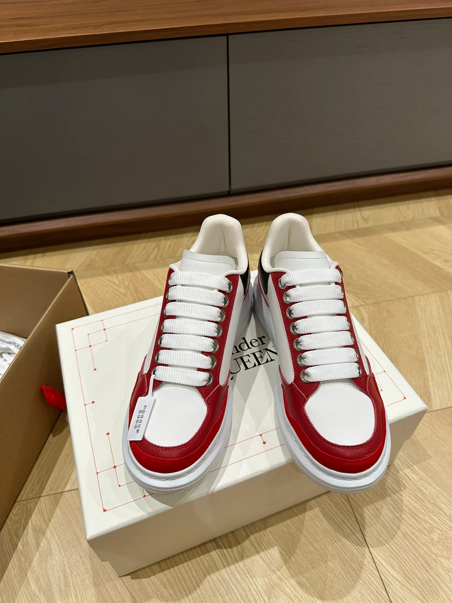 McQueen - Белые кроссовки из телячьей кожи и замши - Унисекс - Красные