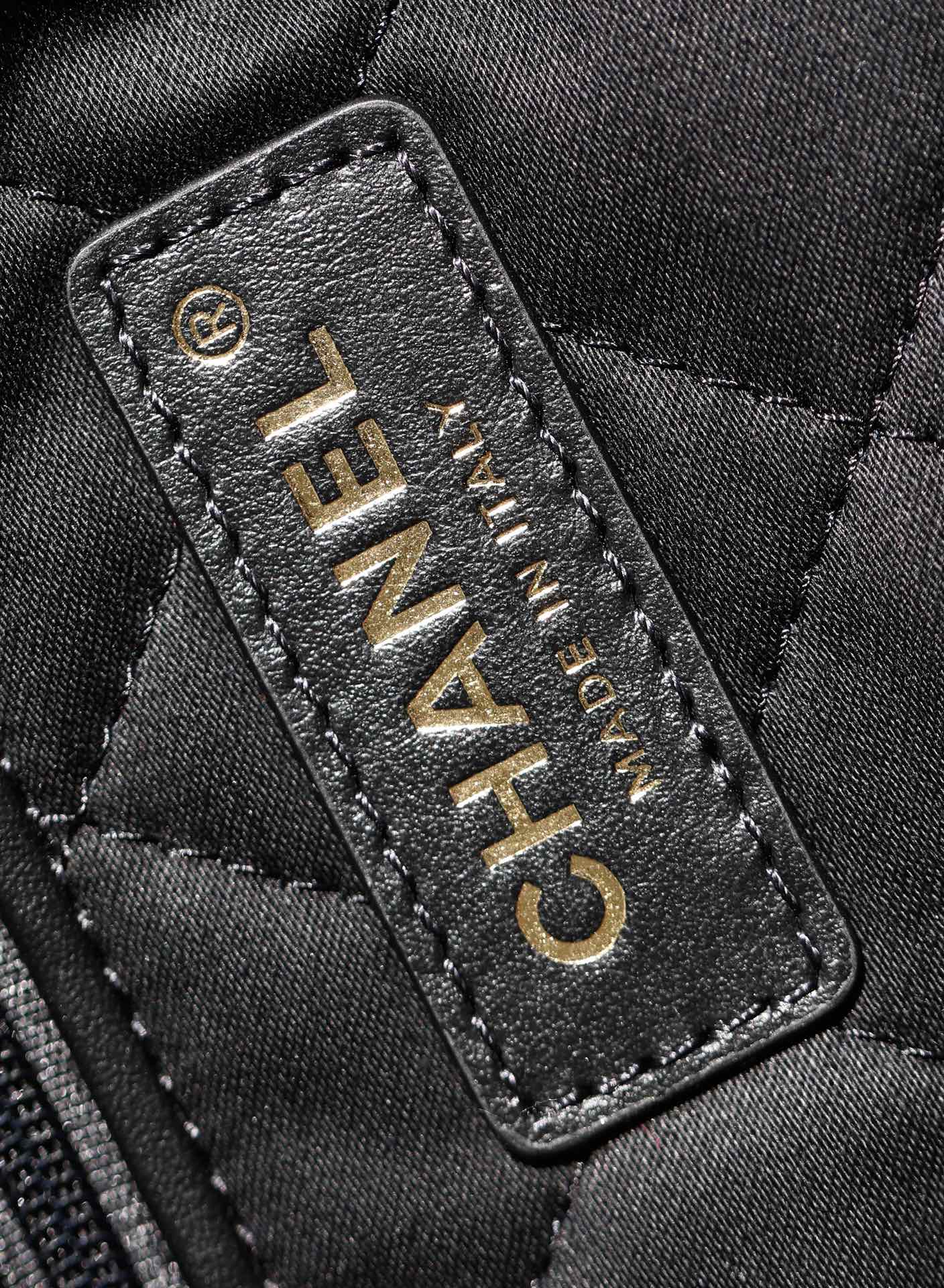 Сумка Chanel 22 (горизонтальный дизайн) - черная с золотой фурнитурой.