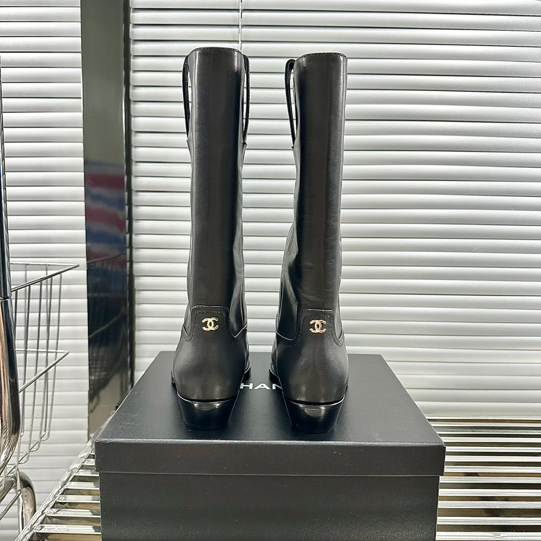 Новинка сезона осень/зима 2023 от Chanel - Мотоциклетные ботинки на низком каблуке - Черные