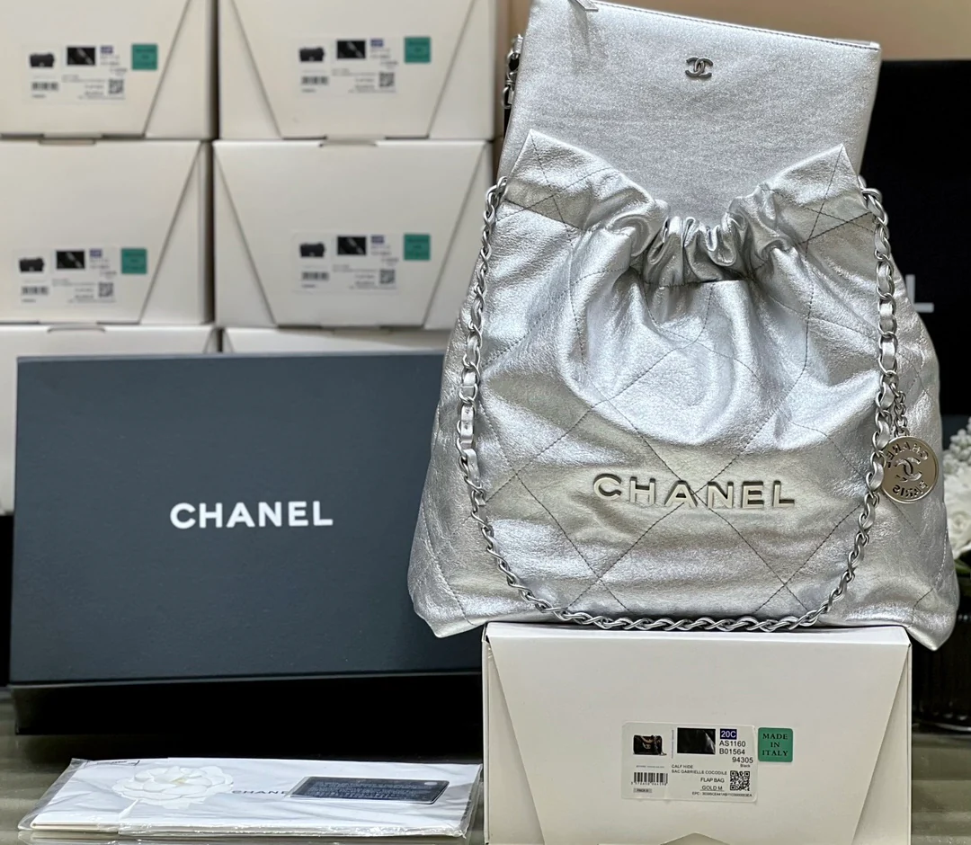 Коллекция Chanel Весна/Лето 2023: Новинка - Сумка 22 - Маленькая - Серебристая