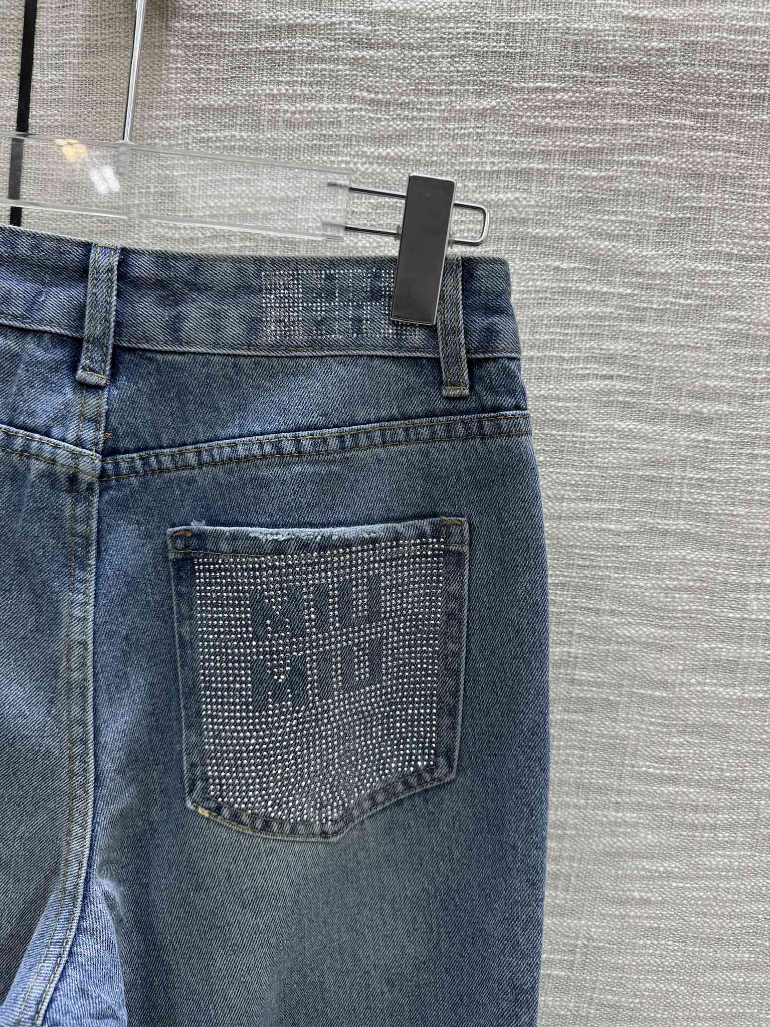 Джинсы Miu Miu 2404 с карманами и стразами, прямого кроя.