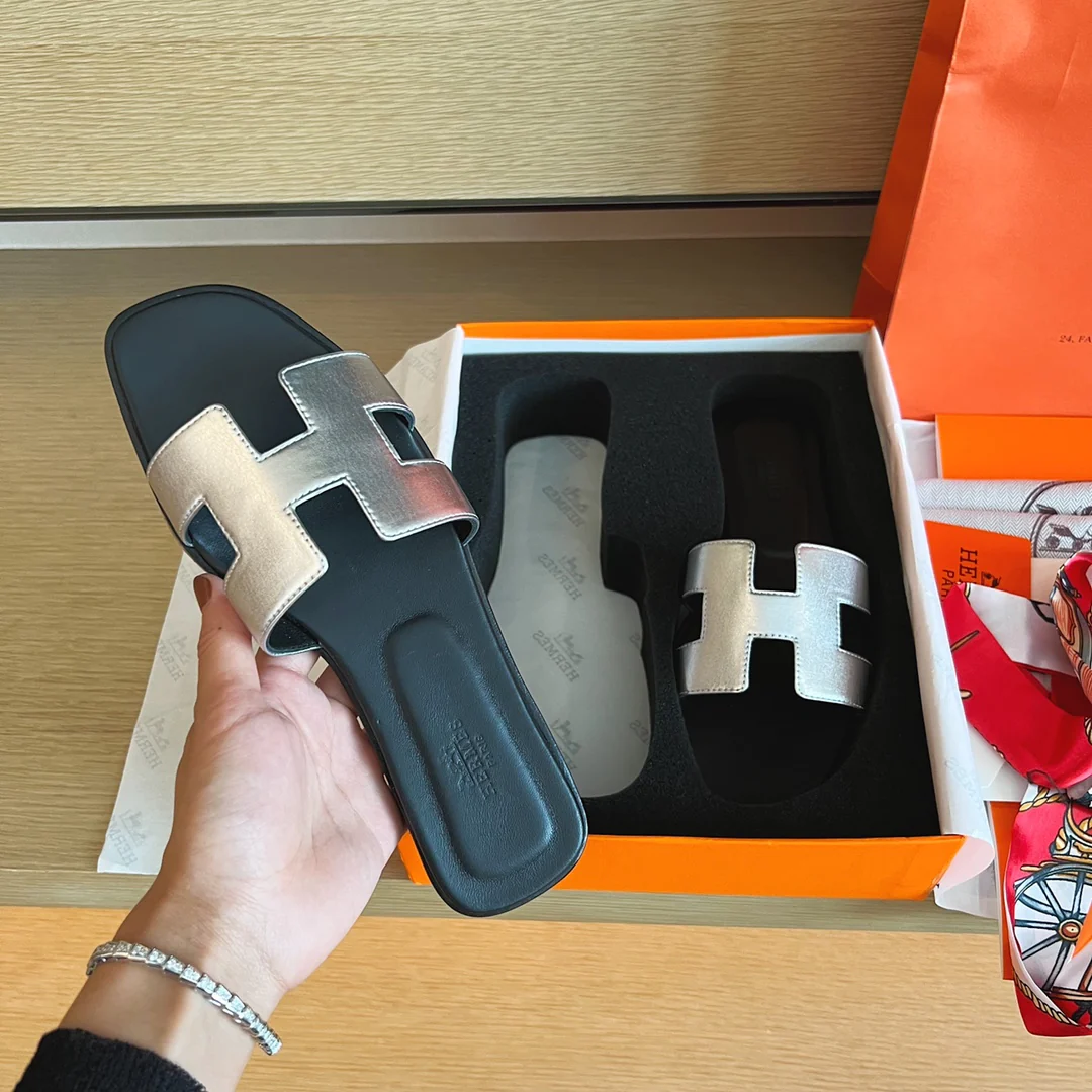 Классические домашние тапочки Hermes H - Верх из однотонной кожи - Подошва, полностью закрывающая тапочки - Серебристый/Черный