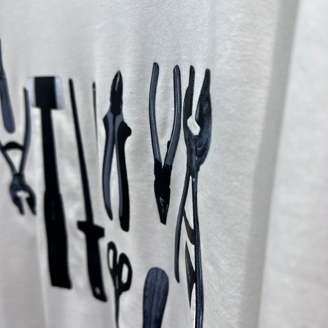 Футболка Fendi 2403-24ss весна/лето с принтом Tool, круглым вырезом и коротким рукавом - белая.