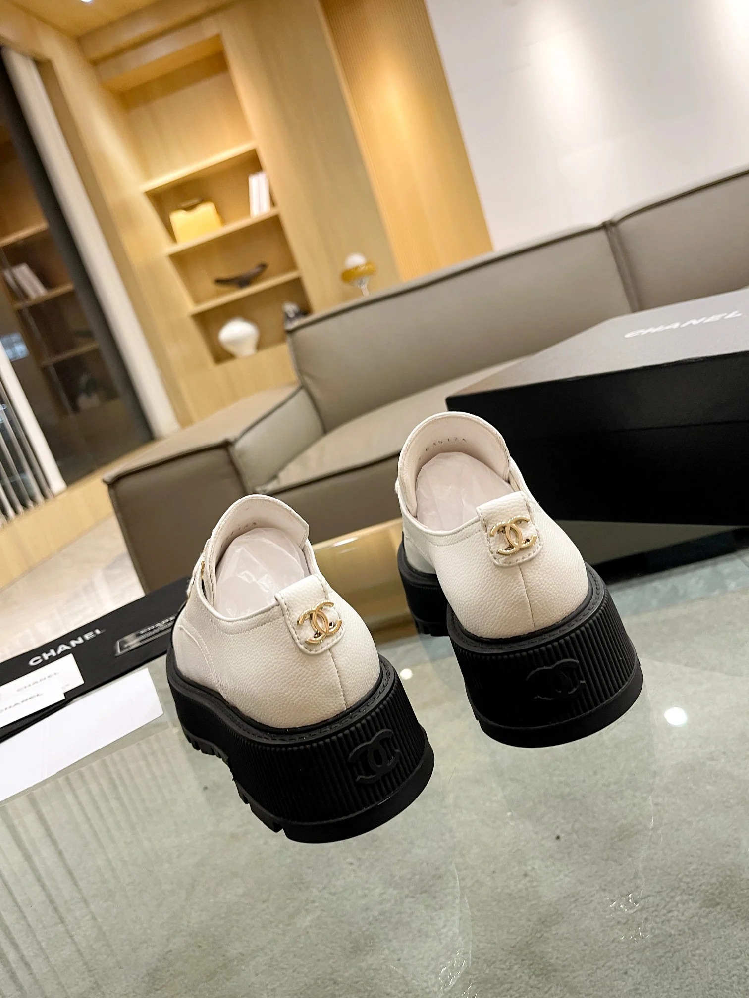 Новинка сезона осень/зима 2023 от Chanel - Лоферы на платформе - Белые