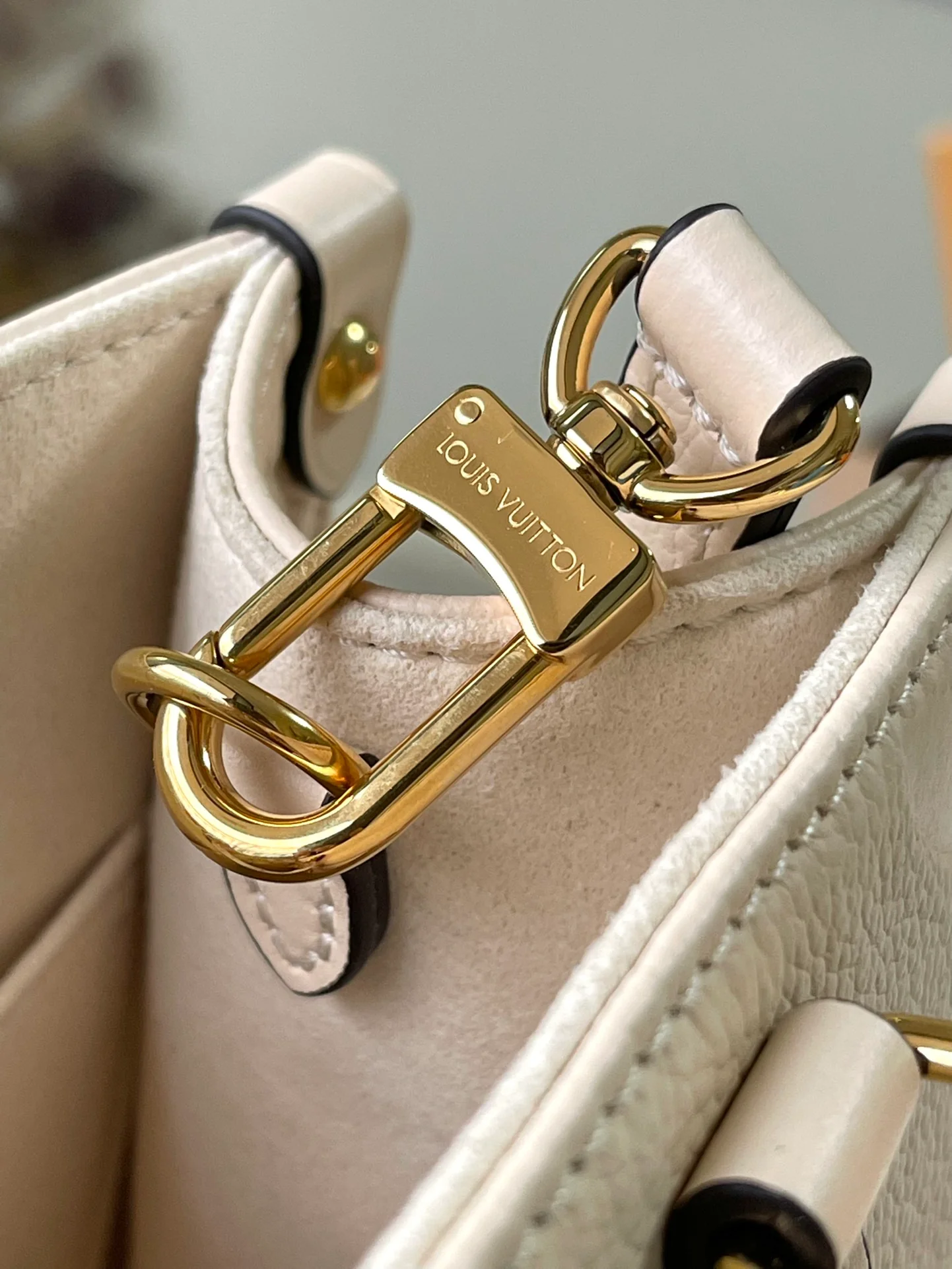 m46569-LV-onthego-pm-off-white