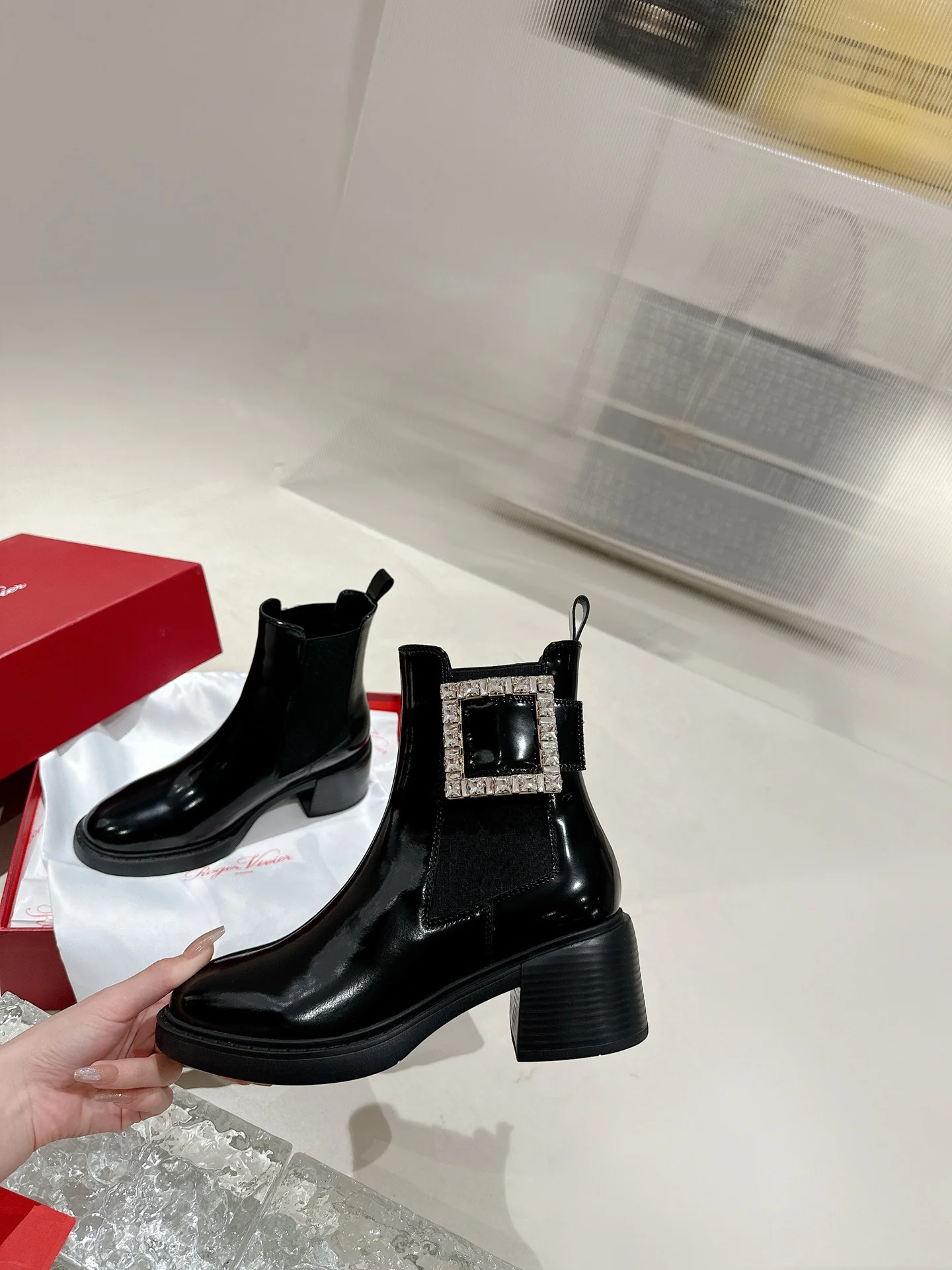 Ботильоны RV-2024 из лакированной кожи с бриллиантовой пряжкой - черные