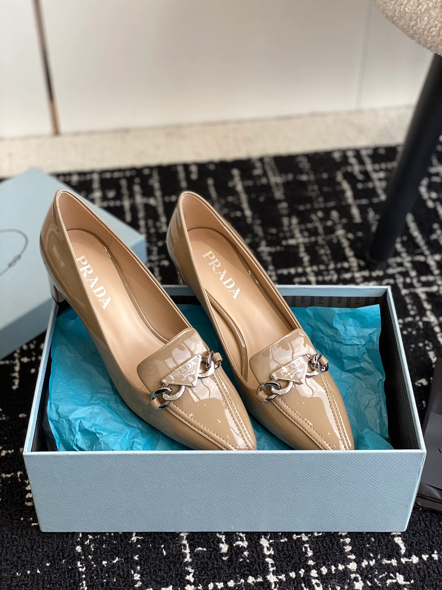 Коллекция Prada ?Ранняя весна 2023? с подиума — Туфли Мэри Джейн — Туфли на низком каблуке с острым носком — Абрикосовый цвет