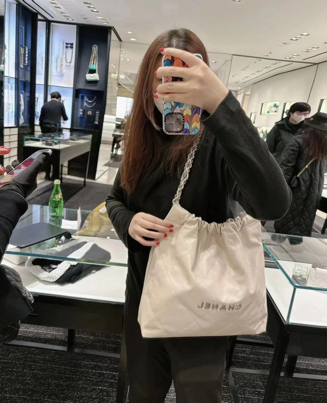 Новинка сезона весна/лето 2023 от Chanel - сумка 22bag - маленькая - кремовый цвет - на фото.