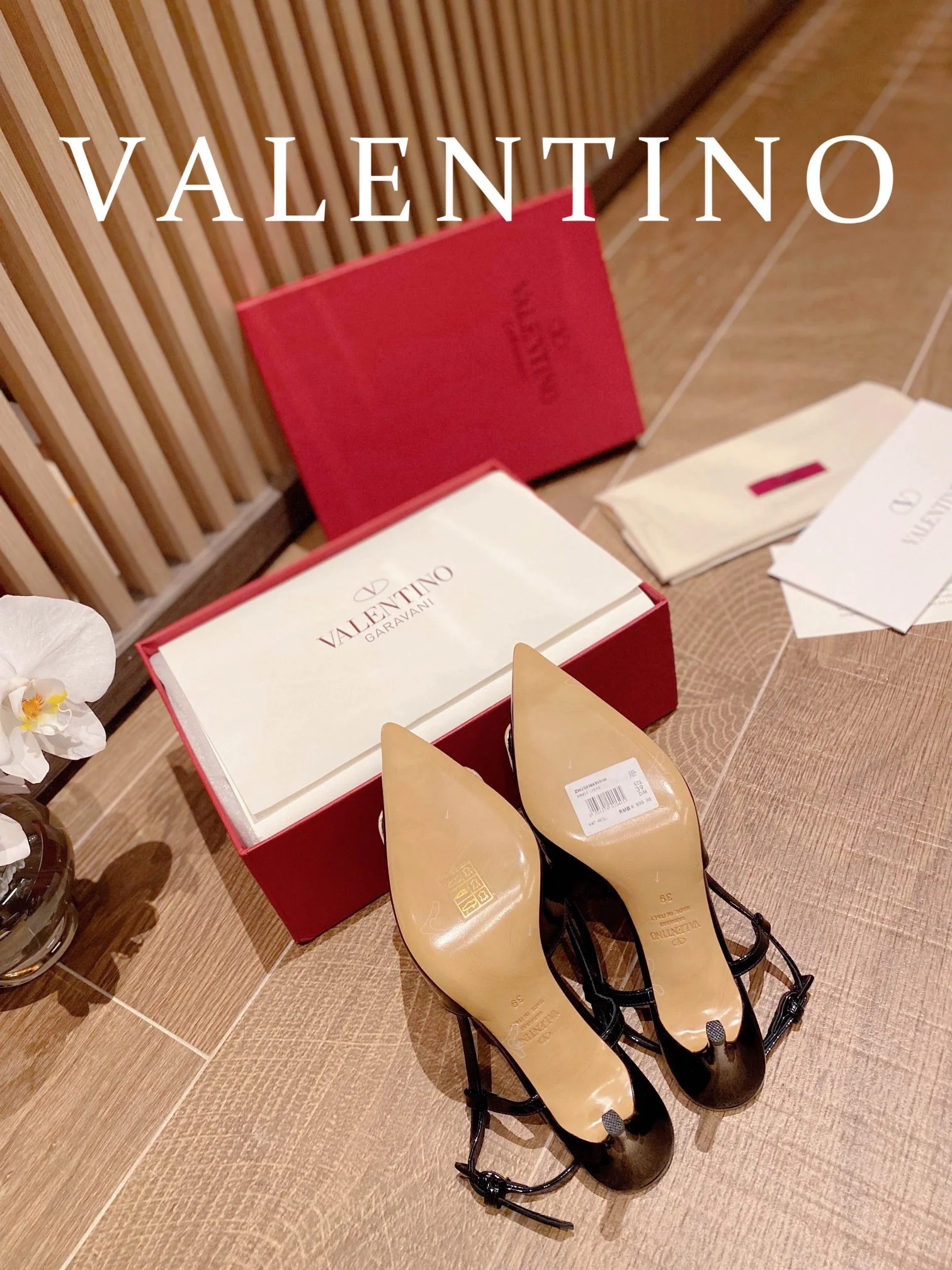 Туфли Valentino на каблуке с V-образным вырезом, лакированной кожей, пряжкой и открытой пяткой — черные.
