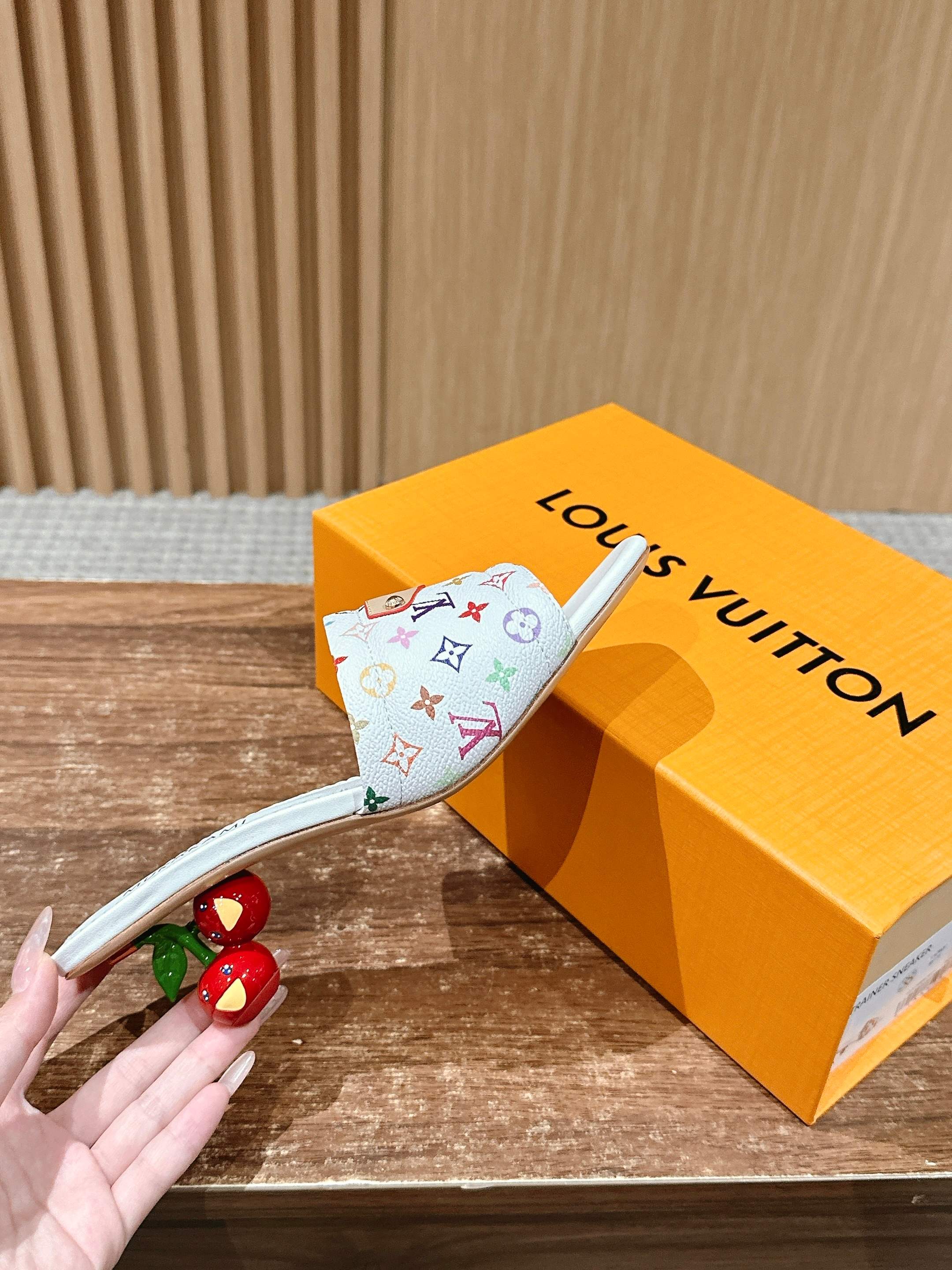 LV - Коллекция Такаши Мураками в стиле ретро - Сандалии на низком каблуке - Белый с красочным монограммом