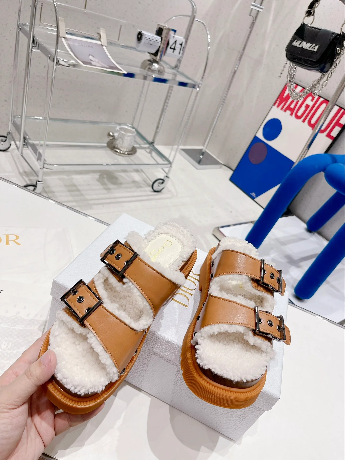 Dior - Новинка сезона осень/зима 2022 - Меховые тапочки Quake