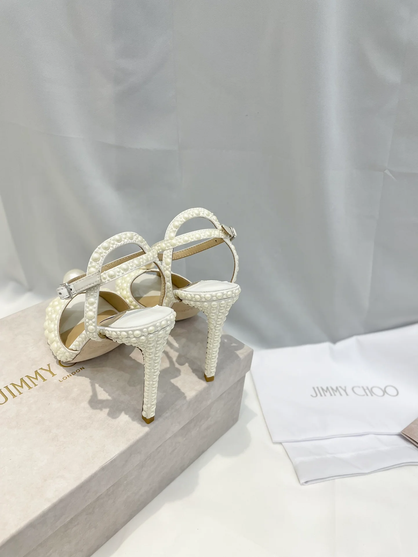 Сандалии на высоком каблуке Jimmy Retro Pearl Series - белые