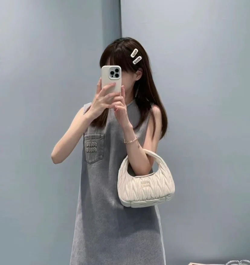 Сумка Miu Miu Wander — маленькая, из овечьей кожи — носите и делитесь с другими.