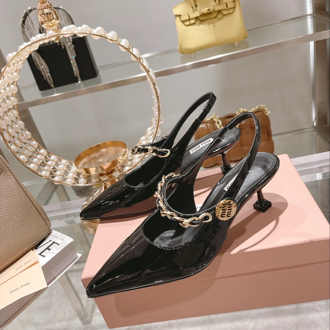 Новинка осенне-зимней коллекции Miu Miu 2022 — Туфли на каблуке с острым носком и разрезом — Черные — 1