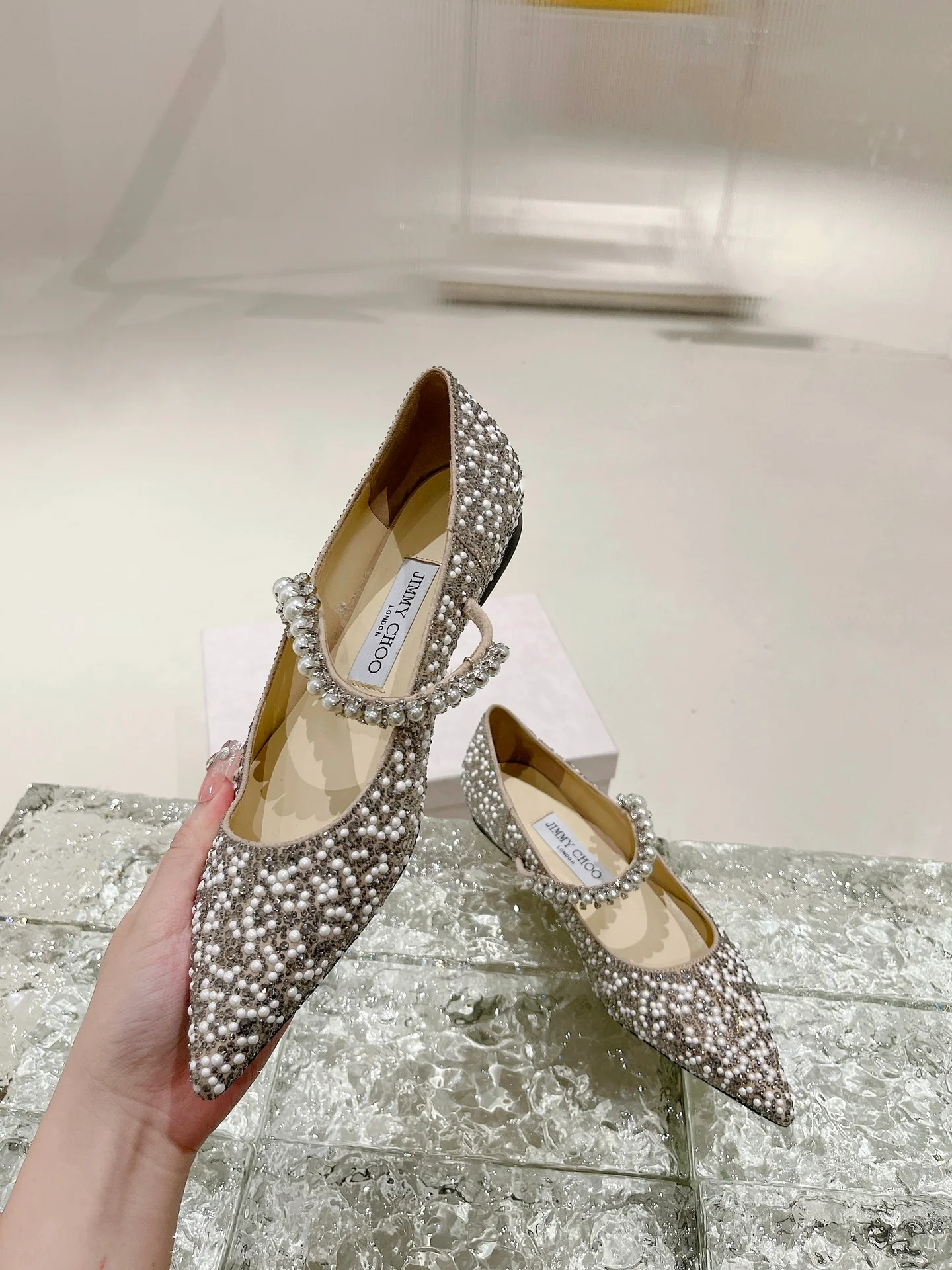 Балетки Jimmy с острым носком и жемчужным блеском - серебристые
