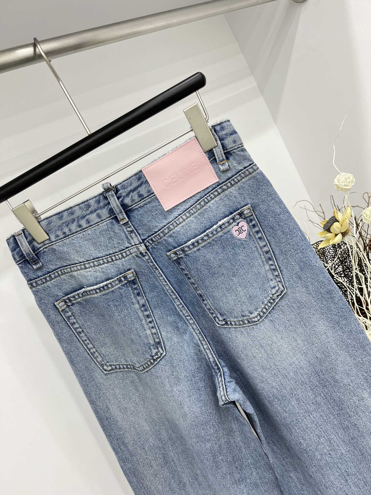 Джинсы Celine 2404 Classic с вышитой этикеткой