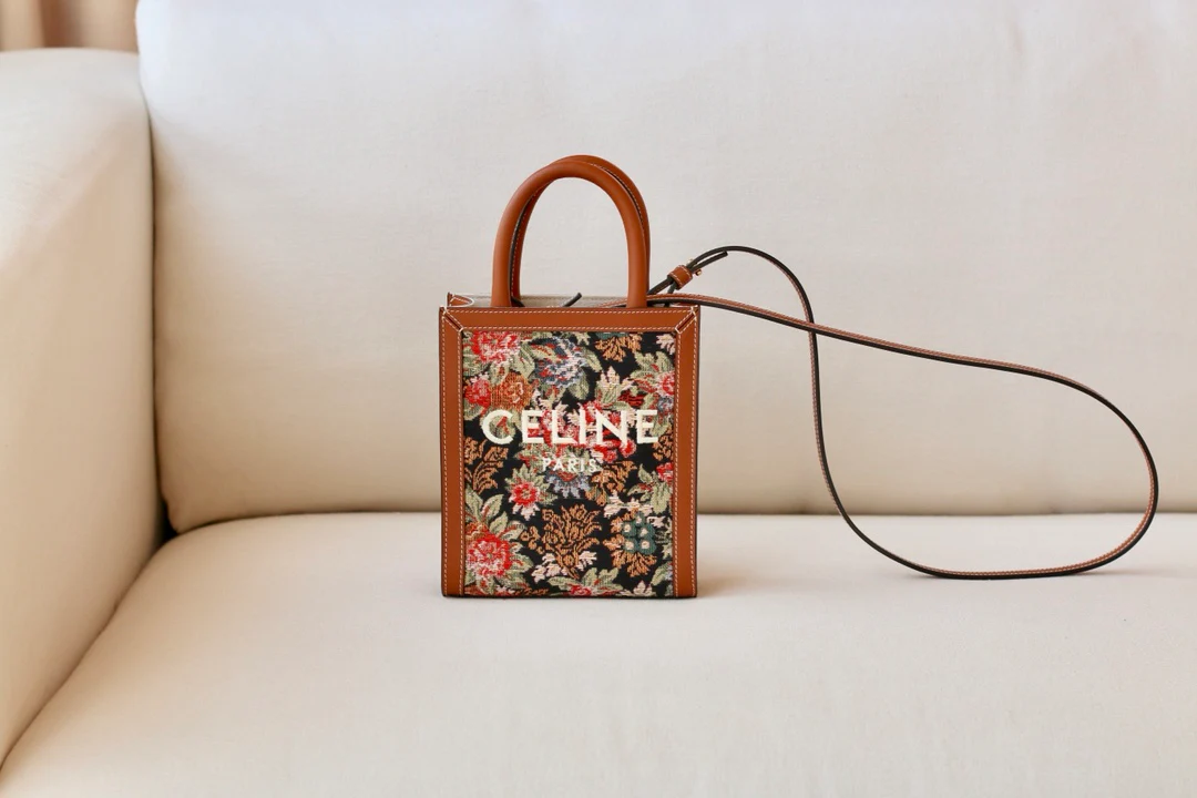 Миниатюрная вертикальная сумка Celine Cabas из телячьей кожи с цветочным жаккардовым узором.