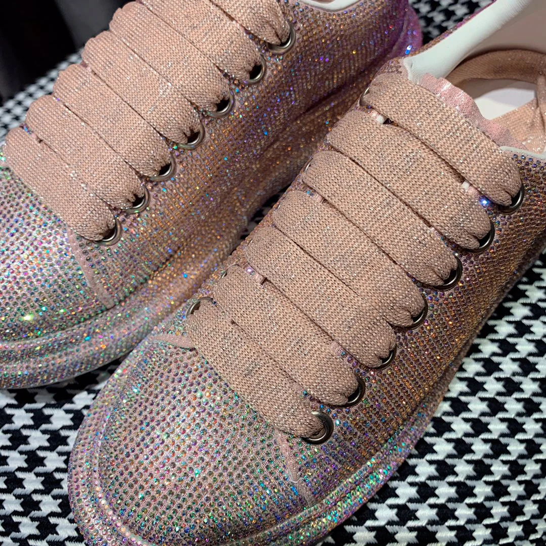 Классические белые кроссовки McQueen - розовые с отделкой из страз.