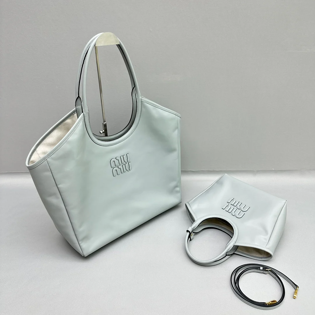 Сумка-тоут Miu Miu Ivy, маленькая, светло-голубая.