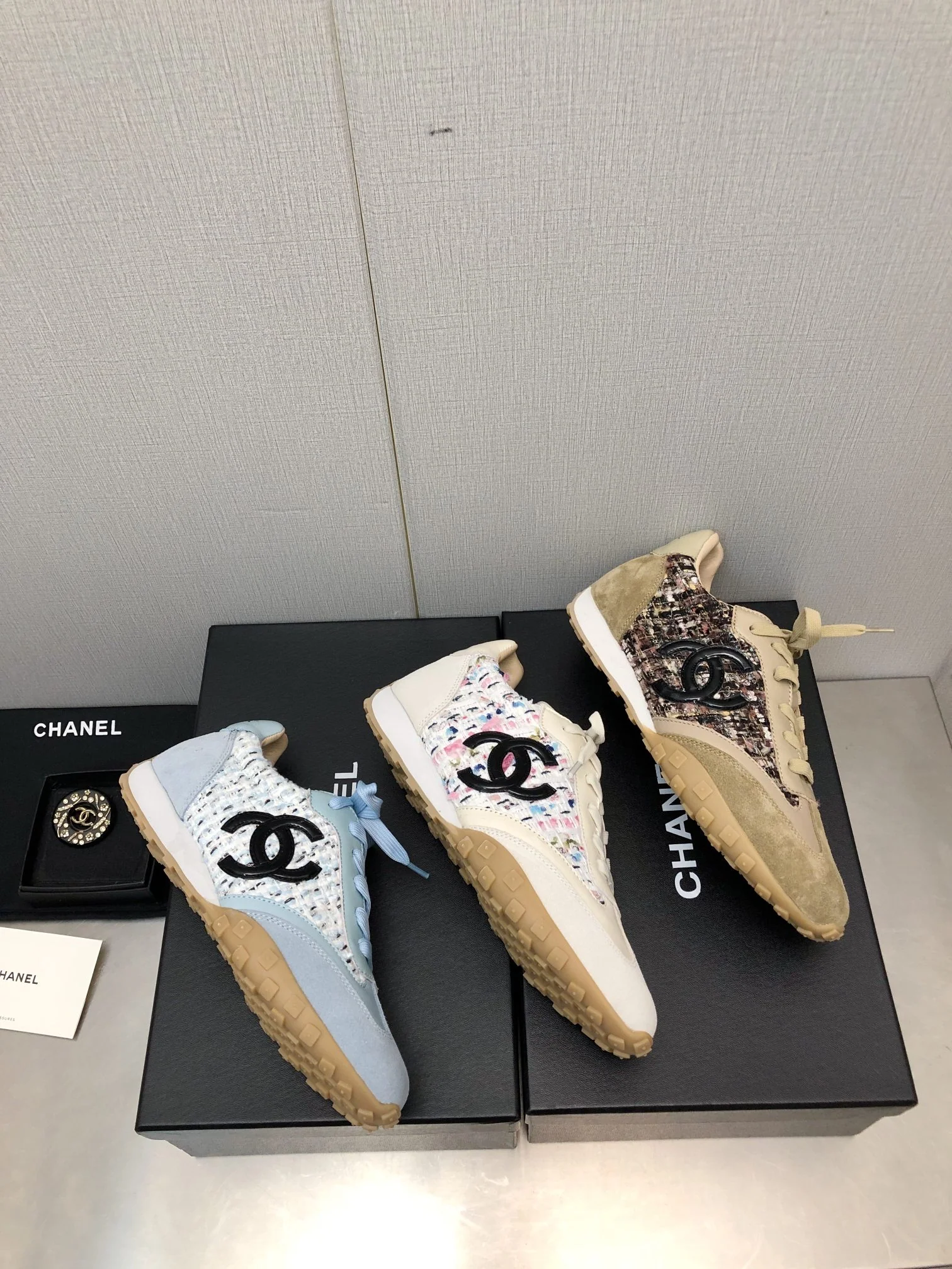 Новинка 2023 года от Chanel - Повседневные кроссовки - Белые