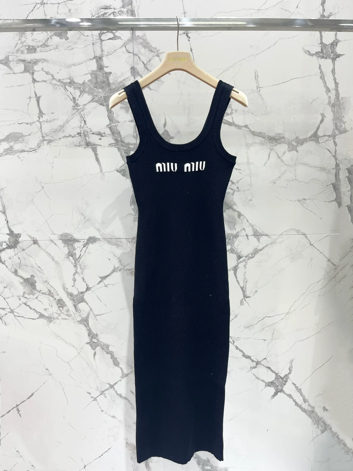 Miu Miu - Летняя новинка 2404-24: Элегантное вязаное платье-жилет с U-образным вырезом - Черное