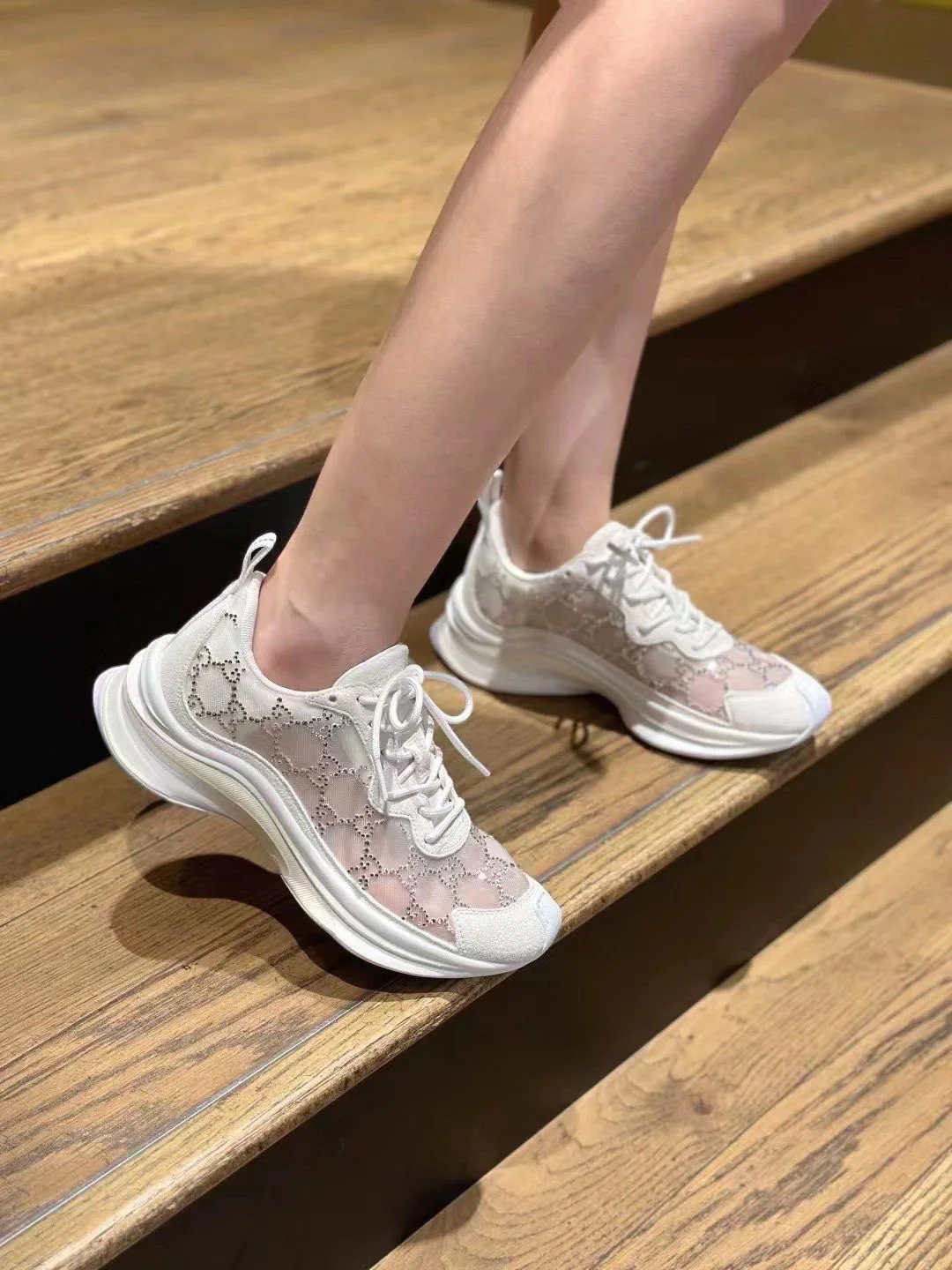 Gucci - Замшевые кроссовки с кристаллами и стразами, белые