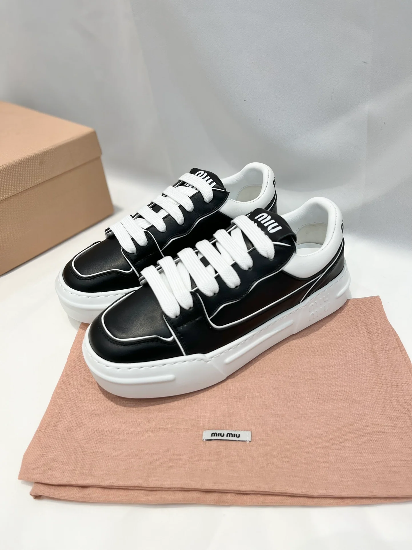 Коллекция Miu Miu 2023 года с подиума - повседневные туфли на платформе.